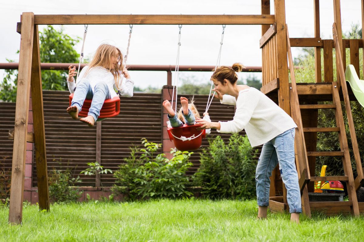 How to make a structure for a swing in the garden?