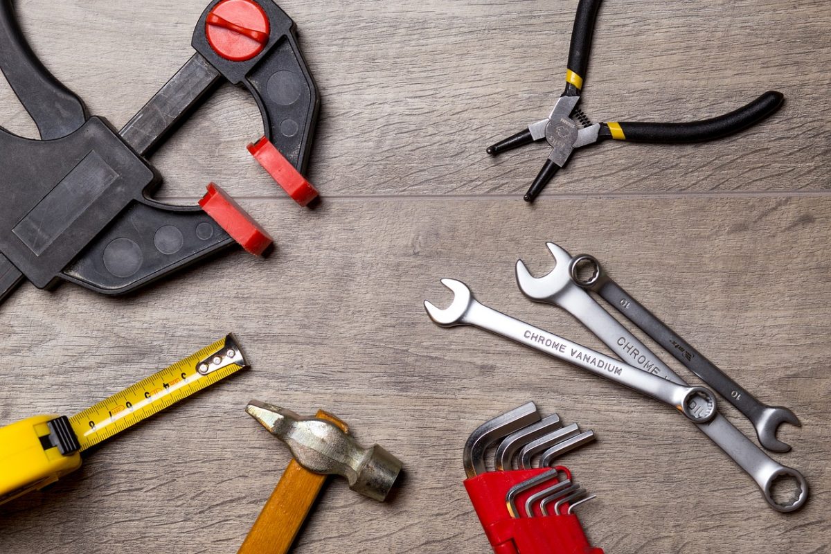 Hand and power tools to have when renovating
