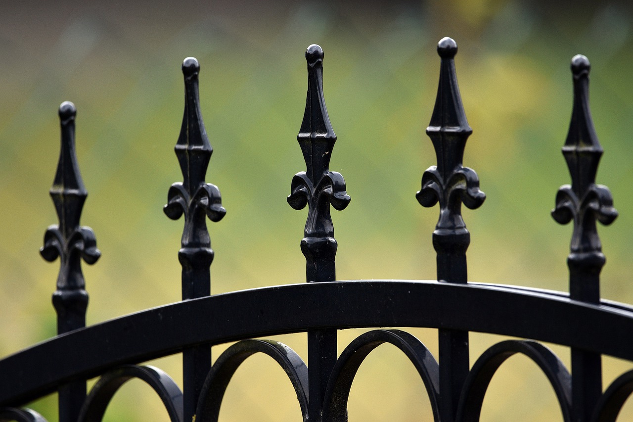 Metal fence cleaning and restoration